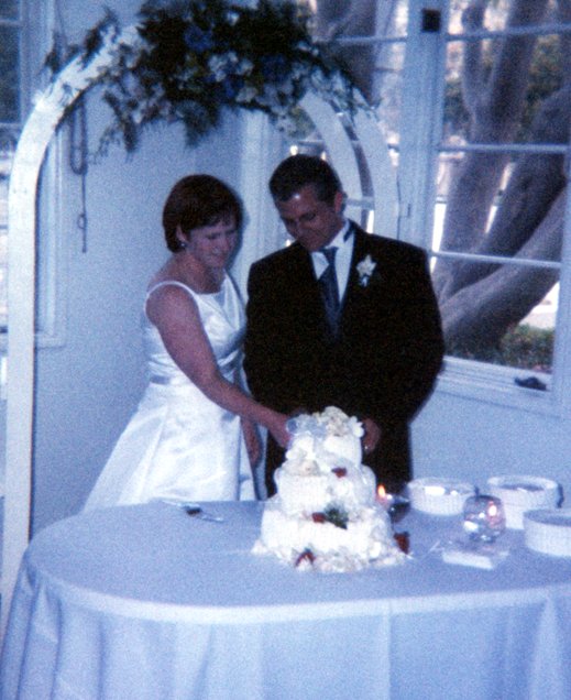 Nick and Leah cutting the cake