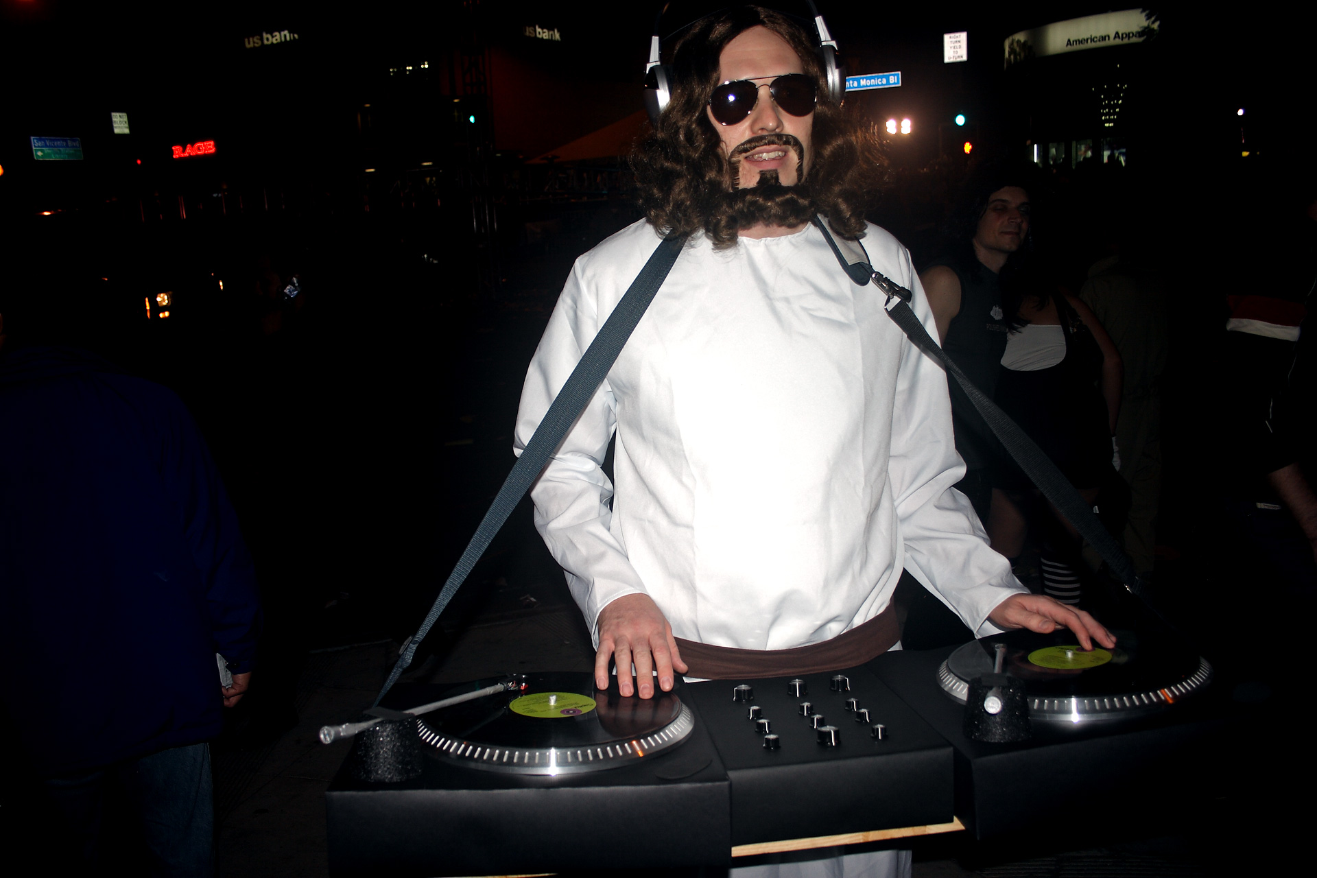 CRW_8486- DJ Jesus blesses us